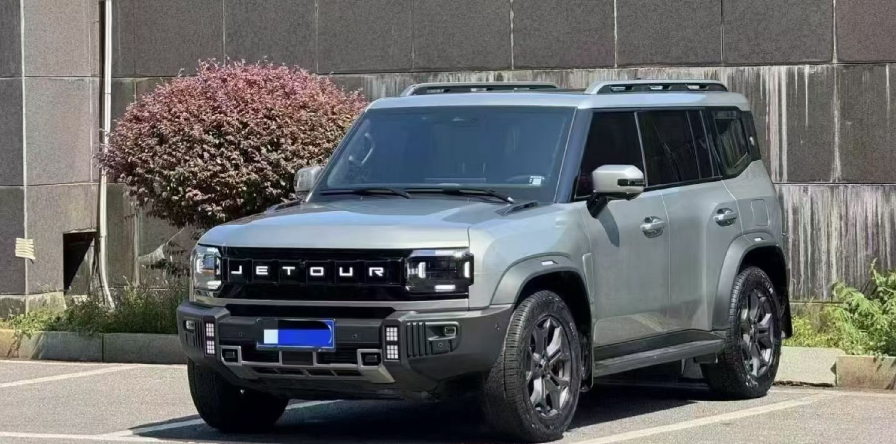 JETOUR Dashing silver gray SUV available for export from China